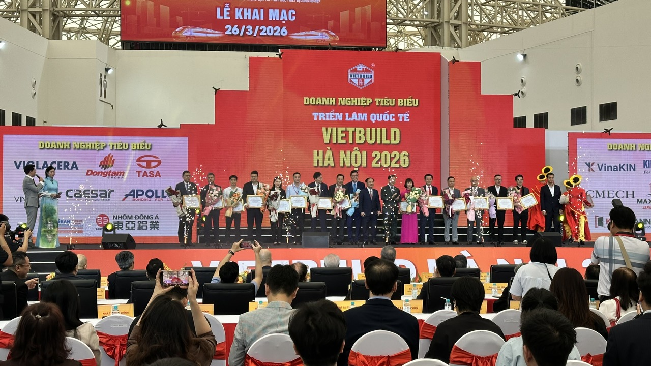 Behind The Scenes – Những gì diễn ra trước khi sân khấu sáng đèn